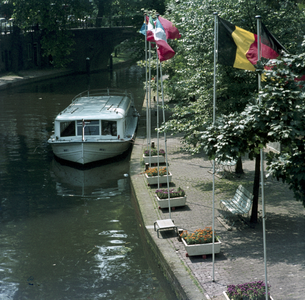 119017 Afbeelding van een rondvaartboot in de Oudegracht te Utrecht, gezien vanaf de Viebrug.